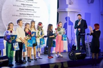 Předávání ocenění žákům výtvarného oboru na pódiu, soutěž Olomouckého kraje