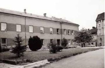 Budova školy na Školním náměstí v 90. letech