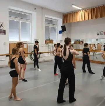 Hodina tance v baletním sále s pedagožkou