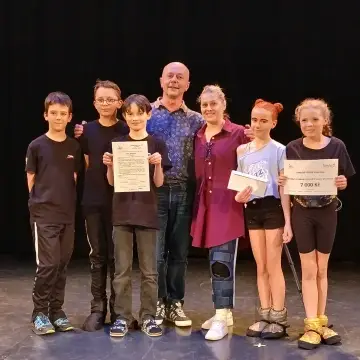 Žáci tanečního oboru s diplomy a pedagogy na jevišti