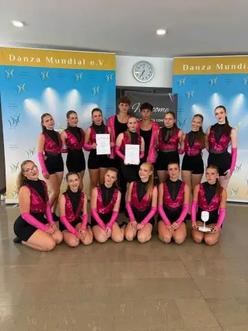 Tanečnice s diplomy na soutěži Dance Mundial