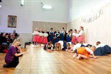 Pedagožka s nejmenšími dětmi při tanečním vystoupení v sále