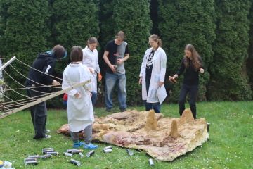 Žáci tvoří land-artovou instalaci na trávníku