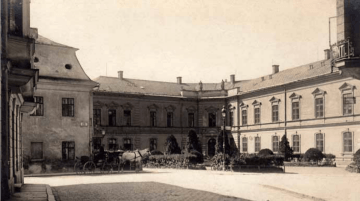 Dobová fotografie nádvoří historické budovy